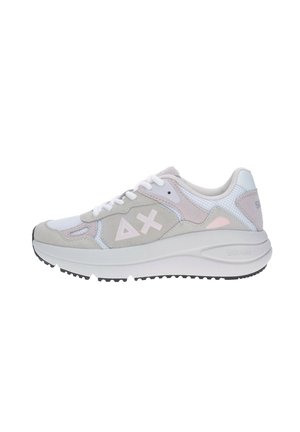 Sneaker grigia e rosa pastello con un mix di materiali in suede e rete, suola bianca e dettaglio del logo a contrasto sul lato.