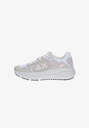 Szare i pastelowo-różowe sneakersy z mixem zamszu i siateczki, z białą podeszwą oraz kontrastowym logo po boku.