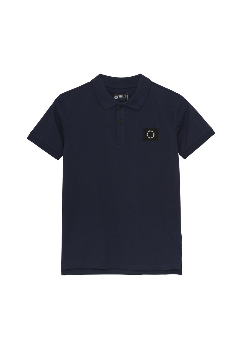 Polo en coton bleu marine, doté d'un col, d'une patte de boutonnage à trois boutons et d'un patch noir avec un design circulaire sur la poitrine.