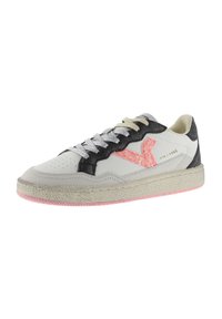 Sneaker bianca in pelle con accenti neri e rosa, suola in gomma testurizzata, dettaglio glitter sul logo e lacci argentati.