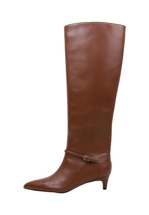 Bota alta hasta la rodilla de cuero marrón, con punta puntiaguda, tacón bajo de tipo kitten y una correa delgada con pequeña hebilla metálica alrededor del tobillo.