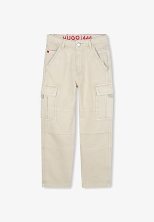 Beige cargobroeken met meerdere zakken, een knoopsluiting en zichtbare stikseldetails. Kenmerkt zich door het merkembleem op de tailleband.