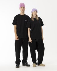 Tricouri negre și pantaloni negri largi; căciuli tricotate în purpuriu și roz. Design simplu cu detalii de cusătură contrastante. Croială lejeră.