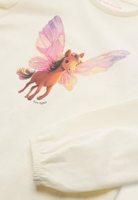 Lichtcrème sweatshirt met een centraal grafisch ontwerp van een bruine paard met roze, sprankelende vleugels en een gathering aan de mouwen. "Tom Tailor" gedrukt onder het ontwerp.