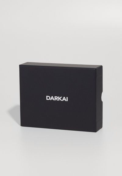 Must mustrektanguline karp matt viimistlusega. Esiküljel on paksu valge tekstiga trükitud sõna "DARKAI". Pole muid silmapaistvaid detaile.