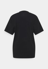 Černé oversized tričko s krátkými rukávy, kulatým výstřhem a hladkým povrchem, s jednoduchým zadním dílem bez jakýchkoli grafik nebo ozdob.