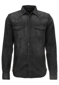 Svart denimskjorta med långa ärmar, kontrasterande sömmar, två bröstfickor och en klassisk spetsig krage. Har en knäppning fram.