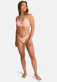 Set bikini rosa a coste composto da un top con collo all'americana a forma triangolare e un fondo a vita bassa con design a V. Texture liscia e uniforme.