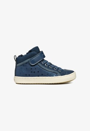 Zapatilla alta azul con patrón de estrellas, lados texturizados, suela de goma, cierre de cordones y Velcro, y tobillo acolchado para soporte.