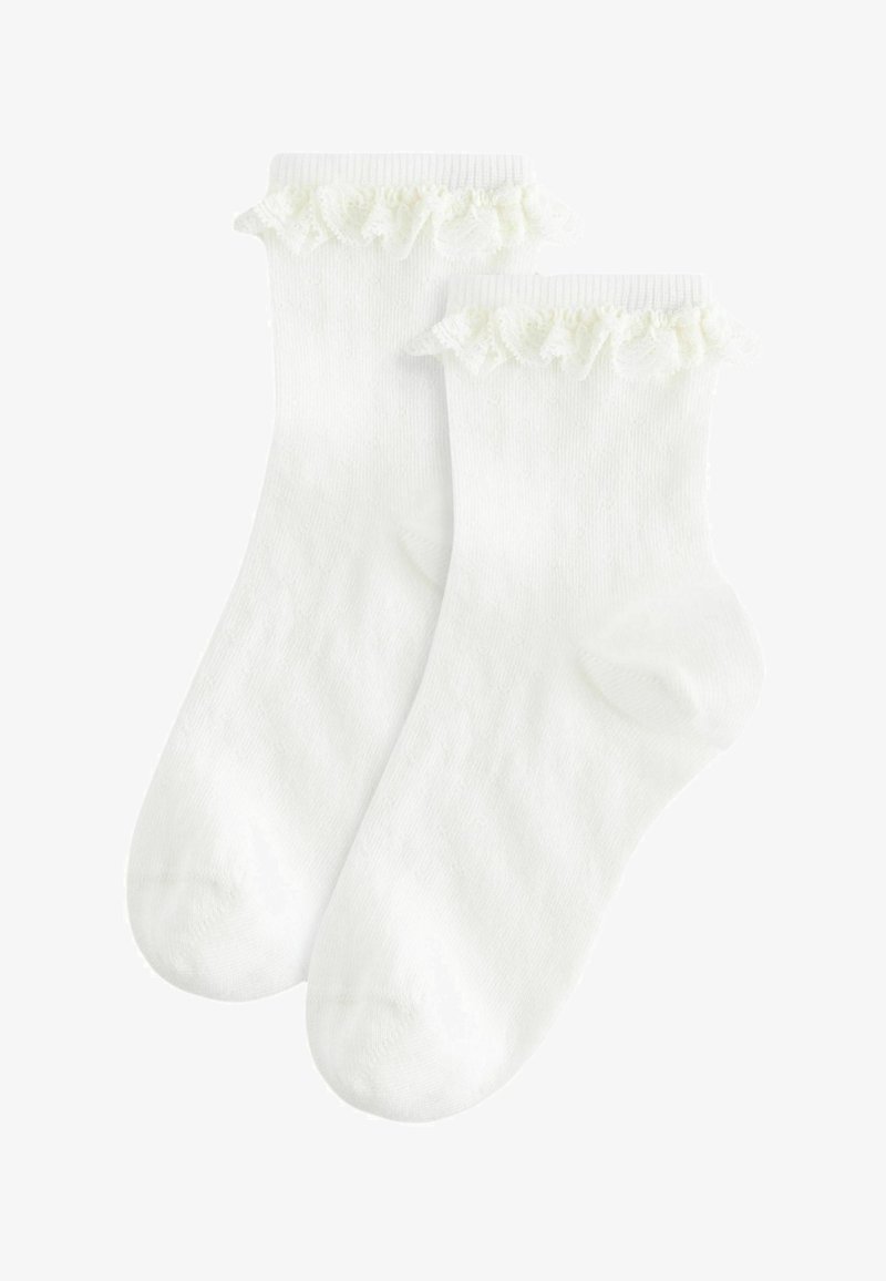 Calzini bianchi in cotone con una fascetta a costine e un bordo in pizzo arricciato. Tessuto morbido, lunghezza alla caviglia e senza motivi o disegni visibili.