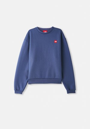 Navyblauwe sweatshirt van katoenmix, met een ronde halslijn, geribbelde manchetten en een rode logo-patch op de linkerborst.