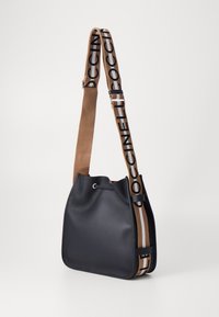 Borsa a secchiello in pelle nera con apertura a coulisse, dotata di una tracolla beige con lettering nero. Texture liscia e struttura sottile.