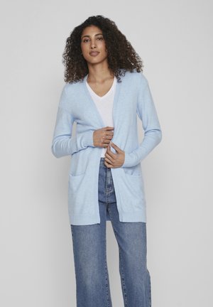 Helles blauer, langärmeliger Cardigan aus weichem Material, mit V-Ausschnitt, zwei vorderen Taschen sowie gerippten Bündchen und Saum.
