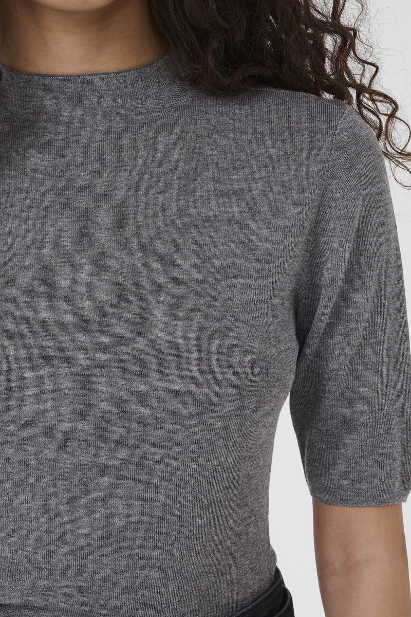 Top grigio a maniche corte in maglia con collo alto e texture a coste sottili, design aderente che valorizza la forma e la qualità del tessuto.