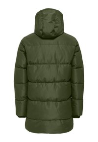 Olivno zeleni pufferjakna s kapuco, ki ima prešite vzorce, dolge rokave in ravno krojenje. Narejena je iz gladkega, vodoodpornega materiala.