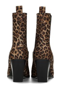 Botas de tobillo con estampado de leopardo, con un acabado suave, tacones de bloque negro robustos y lengüetas para ponerlas y quitarlas fácilmente. Diseño en material sintético.
