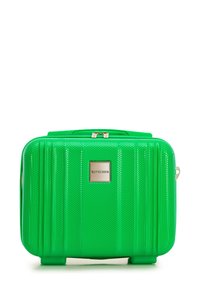 Zielona twarda walizka o teksturowanej powierzchni, pionowych żłobieniach, podwójnych zamkach błyskawicznych, górnym uchwycie i srebrnej tabliczce z logo marki.