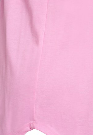 Tela rosa claro con costura visible y ligeros pliegues, mostrando detalles de textura y puntadas.