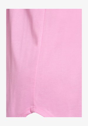 Tela rosa claro con costura visible y ligeros pliegues, mostrando detalles de textura y puntadas.