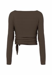 Brūns ilgu piedurkņu apgriezts tops ar laivu veida dekoltē un aptinamu saiti viduklī, redzams no aizmugures.