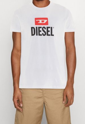 T-shirt blanc en coton à manches courtes, avec un logo "DIESEL" rouge et noir sur le devant. Texture lisse et col rond classique.