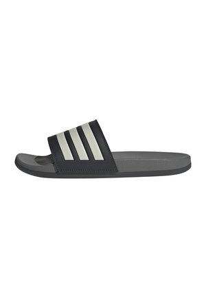 Schwarze Rutsch-Sandale mit einem strukturierten Riemen, der drei vertikale graue Streifen aufweist, Gummisohle und einem minimalistischen Design.