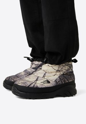 The North Face NUPTSE TRACTION CHUKKA - Botas para la nieve - image lift camo white d