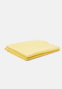 Tissu jaune plié avec une texture lisse, présentant un design simple et sans motifs ni accents visibles.