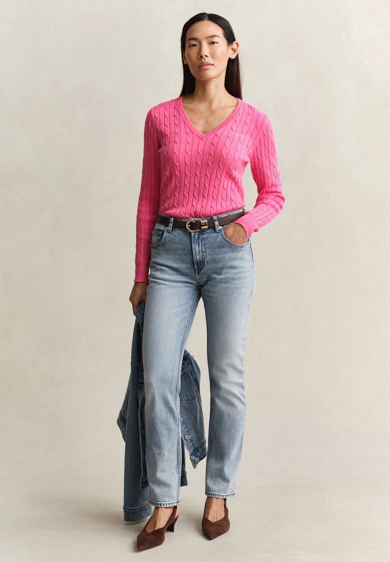 GANT V-NECK MIT ZOPFMUSTER - Svetr - bright fuschia
