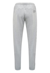 Graue Fleece-Jogginghosen mit schmaler Passform, elastischem Bündchen und dezenten Logodetails an der Seite und Rückseite. Glatte Textur über die gesamte Fläche.
