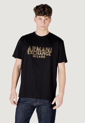 T-shirt in cotone nero con logo stampato in oro "Armani Exchange Milano" sul davanti. Maniche corte, collo rotondo, vestibilità regolare.
