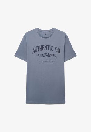 Jasnoniebieska bawełniana koszulka z krótkim rękawem, z ciemnym nadrukiem na piersi z napisem "AUTHENTIC CO BROOKLYN NYC".