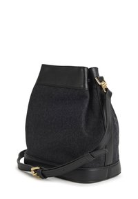 Borsa a secchiello nera in feltro con finiture in pelle nera liscia, tracolla regolabile e dettagli in hardware dorato ai lati.