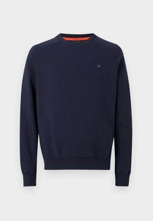 Granatowa bluza crewneck z długimi rękawami, ściągaczami na mankietach i dole oraz małym haftowanym logo na lewej piersi.