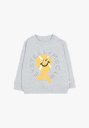 Jasnoszara dziecięca bluza z uśmiechniętą żółtą postacią piłki do tenisa oraz napisem "Stella McCartney" wokół niej.