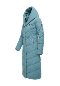 Długi, jasnoniebieski puchowy płaszcz z kapturem, z diagonalnym wzorem pikowania, zamkiem błyskawicznym z przodu i brązowymi akcentami w okolicy ramienia i kieszeni.