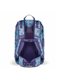 Un sac à dos présentant un motif géométrique en teal et violet, avec des bretelles rembourrées, un dos en mesh et des boucles robustes.