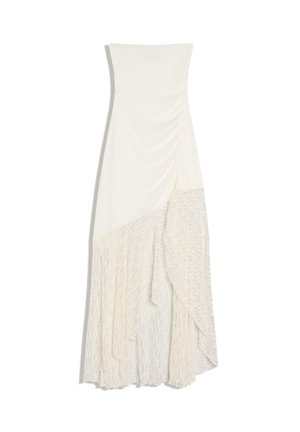 Abito bianco senza spalline con corpetto aderente, gonna asimmetrica a strati che combina tessuto liscio e strutturato, progettato per occasioni formali.