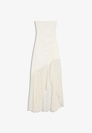 Rochie albă fără bretele, cu corsaj mulat, fustă asimetrică cu straturi ce combină materiale netede și texturate, concepută pentru ocazii formale.