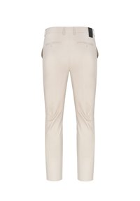 Kremowe spodnie o prostym kroju, charakteryzujące się gładką fakturą, dwoma tylnymi kieszeniami oraz czarną metką na pasku.