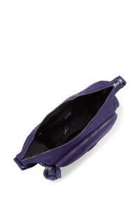 Borsetta in pelle viola con apertura con zip, caratterizzata da una texture morbida, tasca interna e un pom-pom decorativo sul cursore della zip.