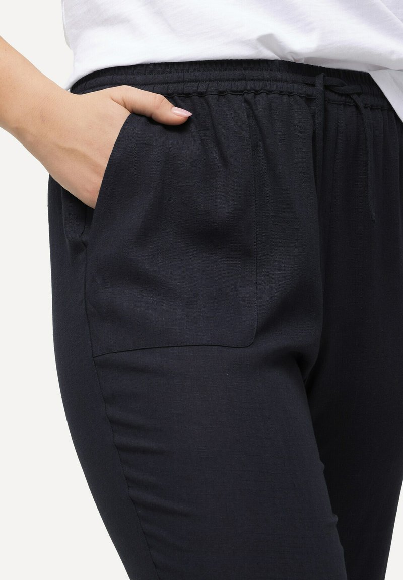 Ulla Popken Dames, viscose broek, zwart, 62-64 Kort