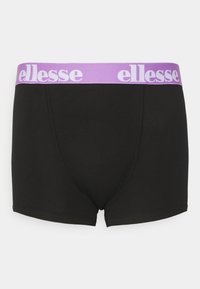 Schwarze Boxershorts mit einem lavendelfarbenen Bund und "ellesse"-Markenlogo. Hergestellt aus weichem Stoff, bieten sie eine bequeme Passform mit einer glatten Textur.
