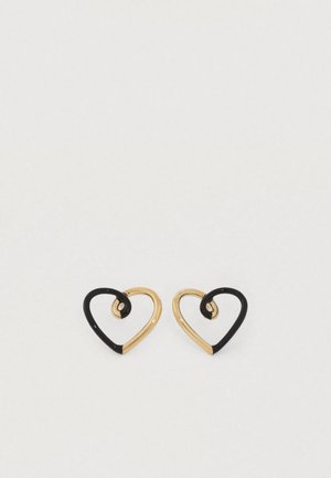 Guld- och svarta hjärtformade örhängen med en vriden design. Slät metallfinish med en kontrasterande färgkombination.