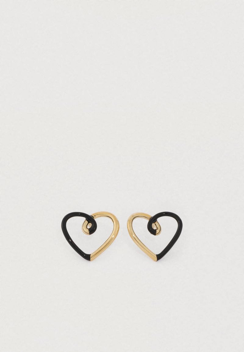 Zelta un melnas auskari sirds formā ar vītotu dizainu. Gluda metāla apdare ar kontrastējošu krāsu kombināciju.