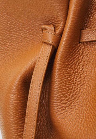 Yuzefi SCALLOP LARGE BUCKET - Sac à main - cinnamon
