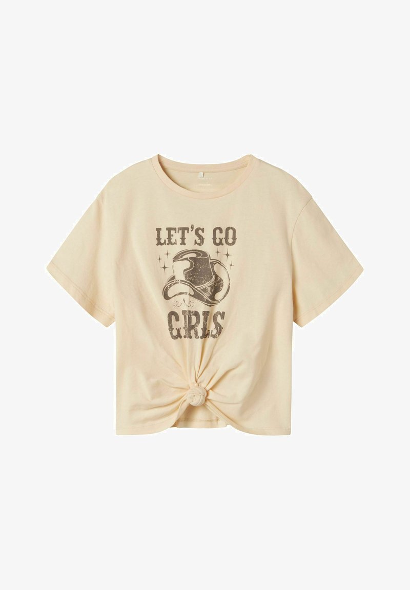 Hellbeige, kürzes T-Shirt mit geknotetem Saum, bedruckt mit einem grafischen Motiv eines Cowboys-Huts und dem Text "LET'S GO GIRLS" in Braun.