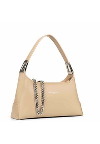 Borsa beige con finiture in pelle liscia, dettaglio in catena argentata, manico corto e branding sottile sul frontale.