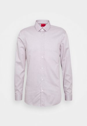 Chemise habillée pour hommes, rose clair, coupe ajustée, à boutons, manches longues et col pointu, avec une étiquette de marque rouge à l'intérieur du col.
