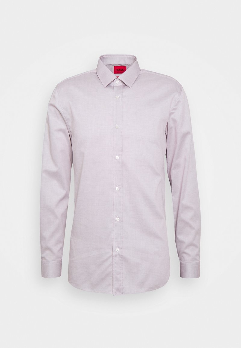 Chemise habillée pour hommes, rose clair, coupe ajustée, à boutons, manches longues et col pointu, avec une étiquette de marque rouge à l'intérieur du col.